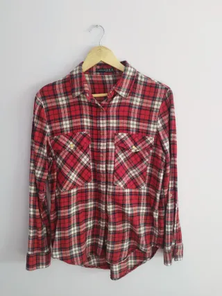 Camisa de cuadros roja y blanca