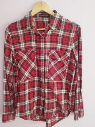 Camisa de cuadros roja y blanca