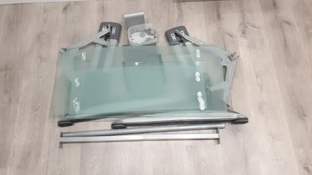 Escritorio de cristal y metal