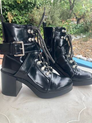 Botines militares negros con hebilla