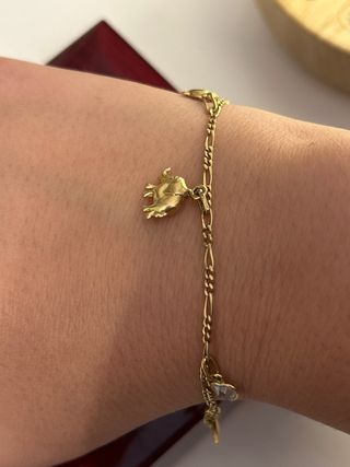 Pulsera de oro con dijes
