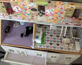 Casa de muñecas colonial con luz