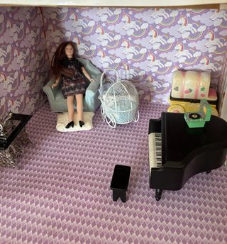 Casa de muñecas colonial con luz