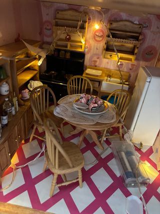 Casa de muñecas colonial con luz