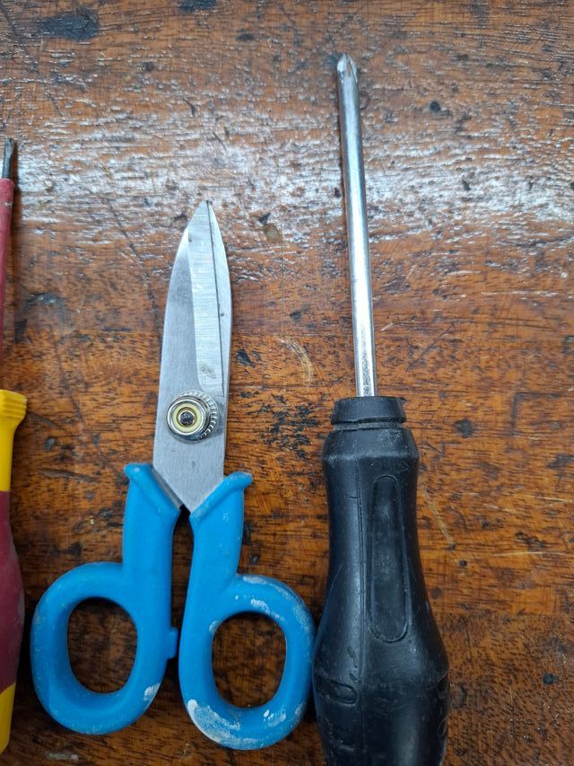 Caccaiviti+forbice da elettricista