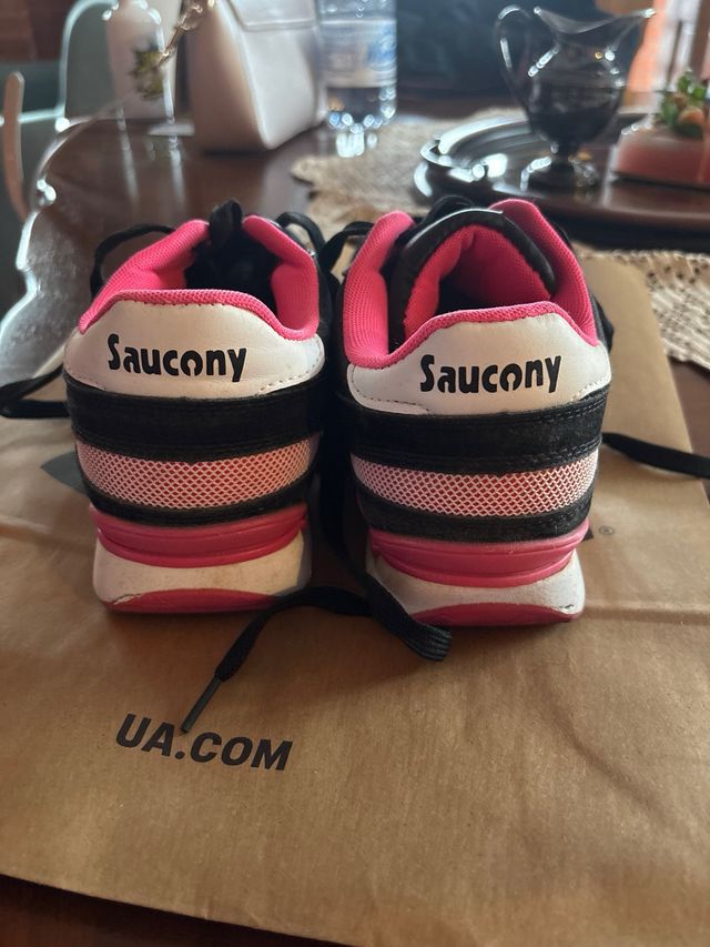 Scarpe da ginnastica nere donna con dettagli rosa