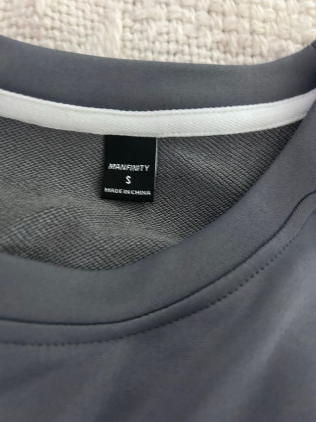 Tuta sportiva grigia e nera