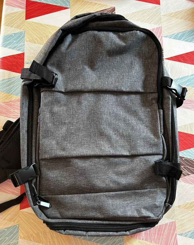 Mochila gris de cabina