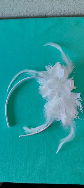 Diadema blanca fiesta flores y plumas