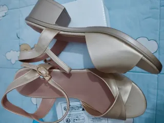 Sandalias doradas tacón bloque