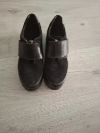 Zapatos negros con velcro