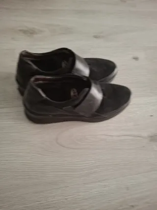 Zapatos negros con velcro