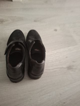 Zapatos negros con velcro