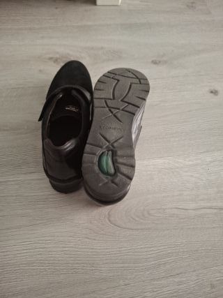 Zapatos negros con velcro