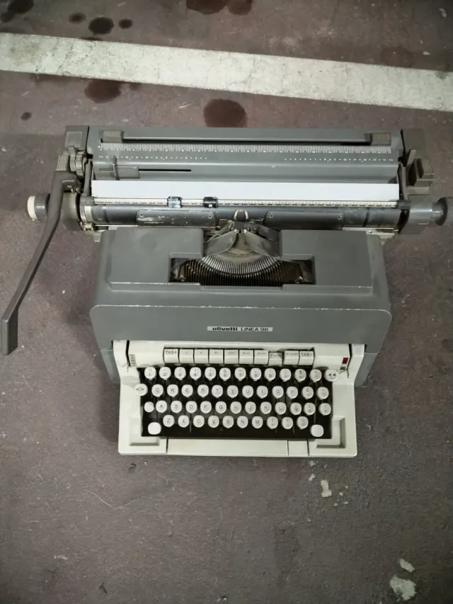 Máquina de escribir Olivetti Línea 98