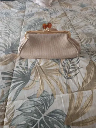 Bolso de fiesta beige con flor
Con cadena 
