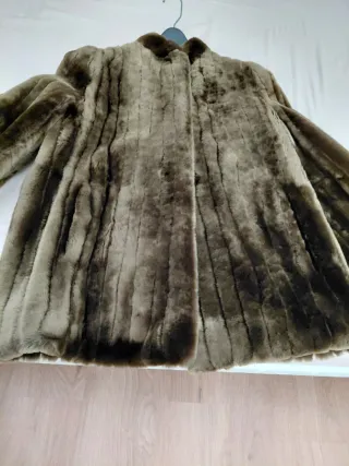 Chaquetón de piel muton. EL CORTE INGLES.