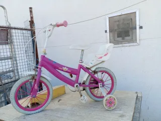 Bicicleta infantil rosa con ruedines