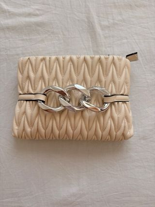 Bolso Beige con Cadena Plateada