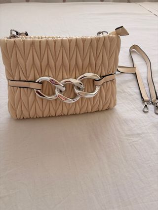 Bolso Beige con Cadena Plateada