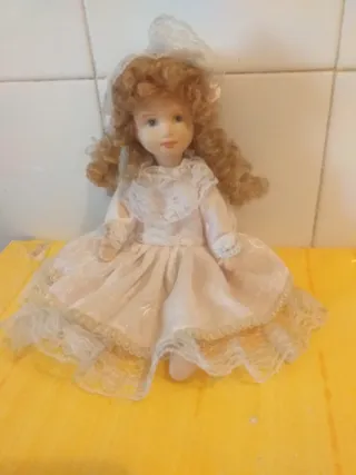 3 bambole in ceramica.