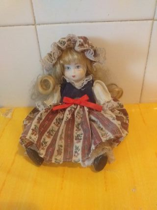 3 bambole in ceramica.