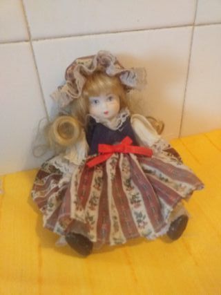 3 bambole in ceramica.