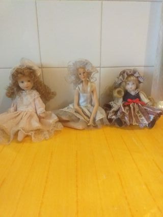 3 bambole in ceramica.