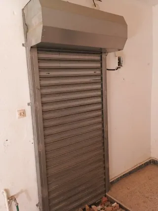 Puerta enrollable metálica con motor
