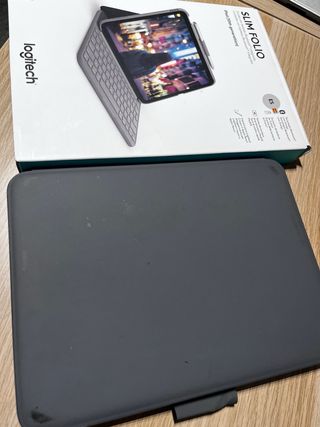 Funda con teclado Logitech Slim Folio iPad 10ª gen