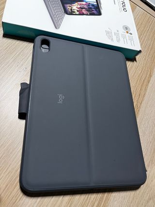 Funda con teclado Logitech Slim Folio iPad 10ª gen