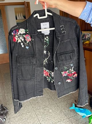 Chaqueta vaquera Bershka bordada XS