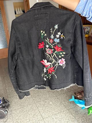 Chaqueta vaquera Bershka bordada XS
