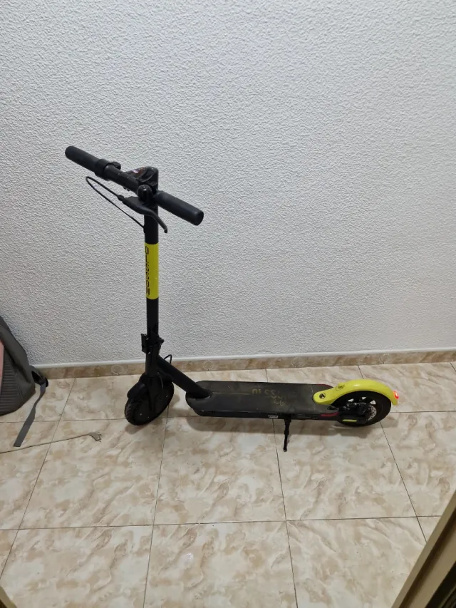 Patinete Eléctrico Negro y Amarillo