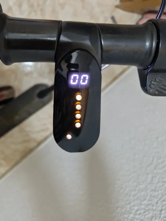 Patinete Eléctrico Negro y Amarillo