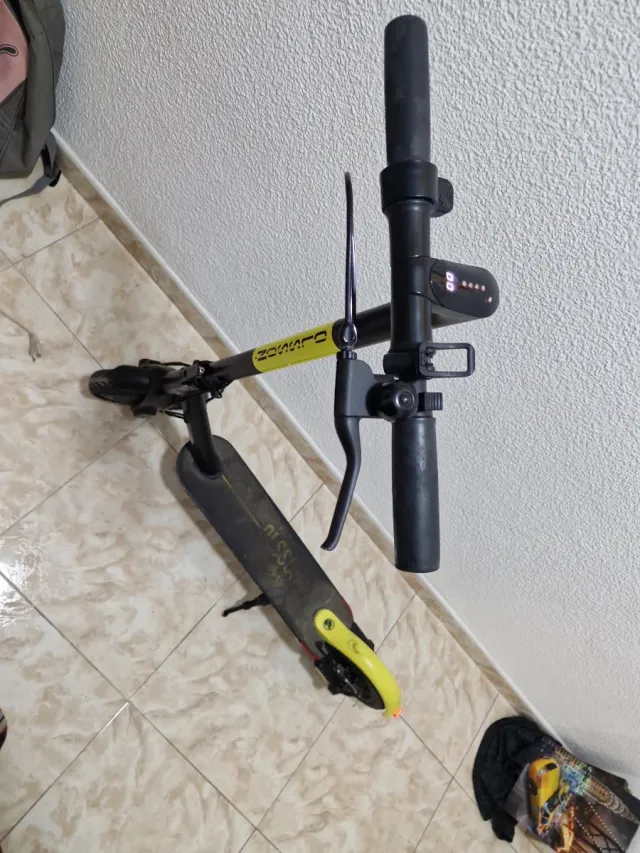 Patinete Eléctrico Negro y Amarillo