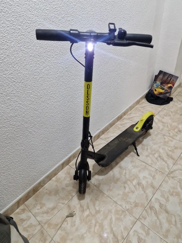 Patinete Eléctrico Negro y Amarillo