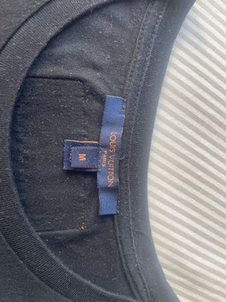 Camiseta negra con estampado escalada T M