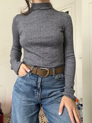 Camiseta gris canalé cuello alto