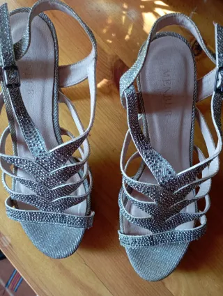 Zapatos de fiesta dorados y plateados