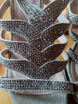 Zapatos de fiesta dorados y plateados