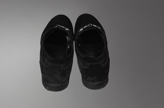 Mocasines de ante negro con hebilla