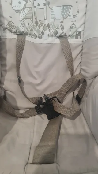 Trona de bebé con diseño infantil