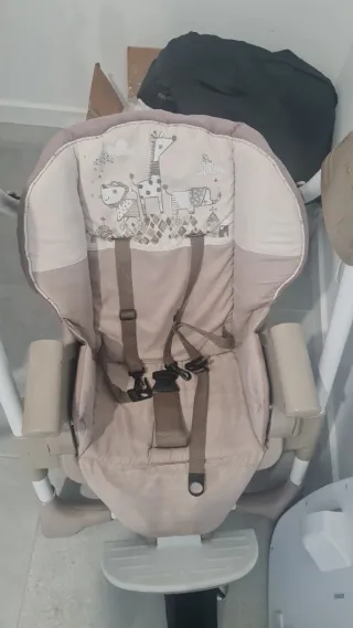 Trona de bebé con diseño infantil