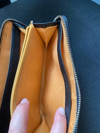 Cartera Tous piel negra y dorada