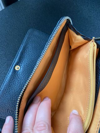 Cartera Tous piel negra y dorada