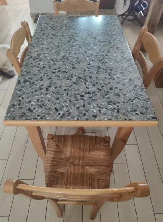 Tavolo e 4 sedie in legno