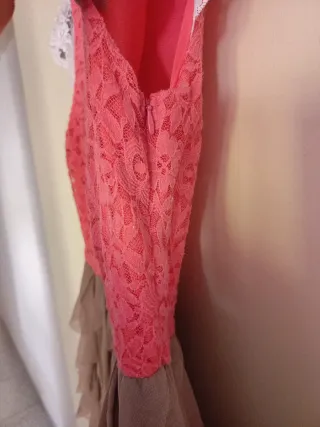 Vestido de niña rosa y beige