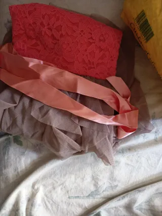 Vestido de niña rosa y beige