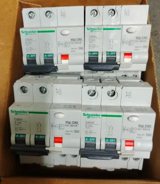 Lotto 4 Interruttori Schneider Vigi C60 16A 0.03 A